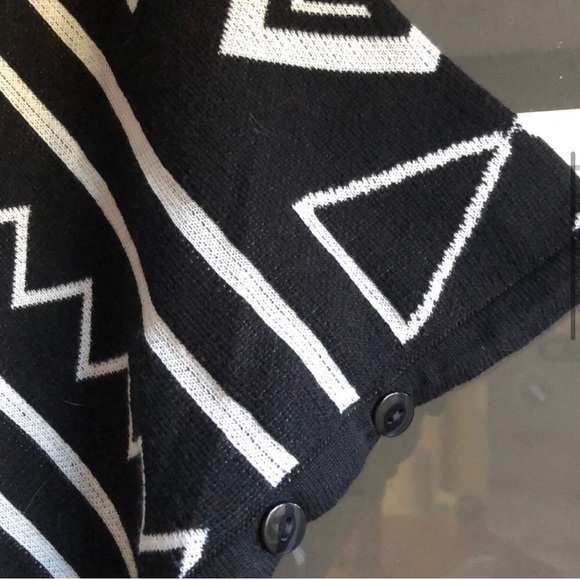 NWT Ryleigh Rue’s Girls Poncho Sweater - Picture 5 of 8